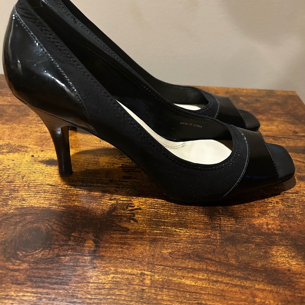 Ellen Tracy Black Patent Heels